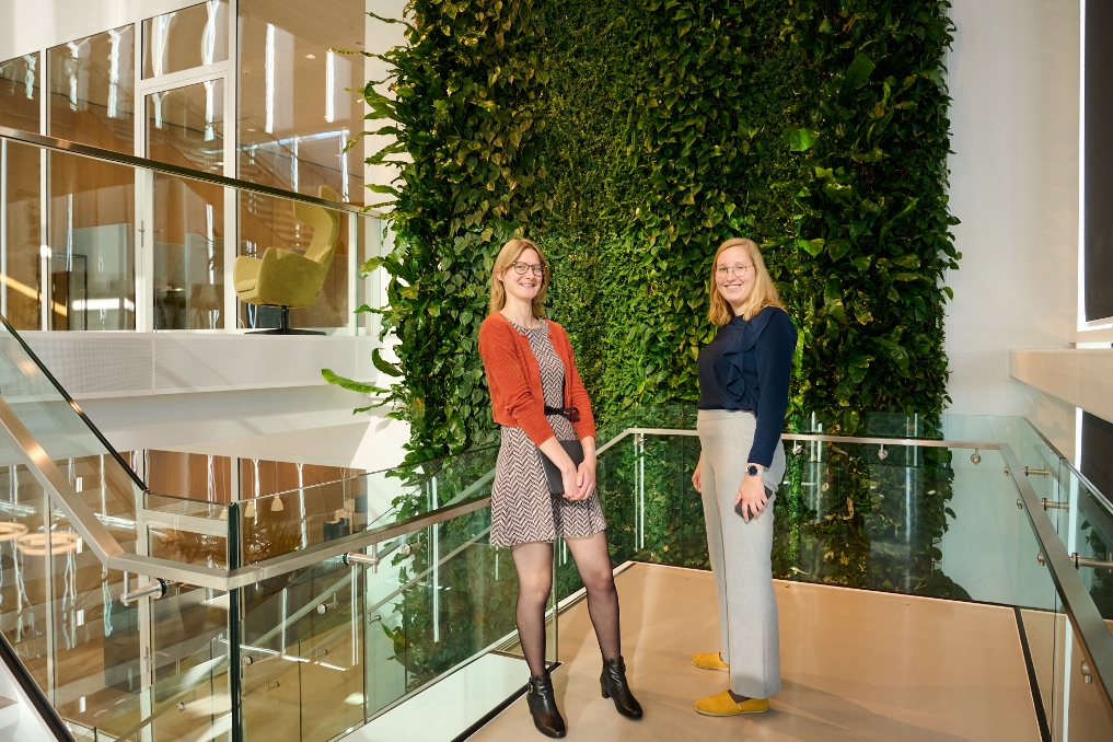 Lotte Oldegbers en Pauline Harmsen werken aan de informatiehuishouding van de Rijksoverheid bij de Belastingdienst