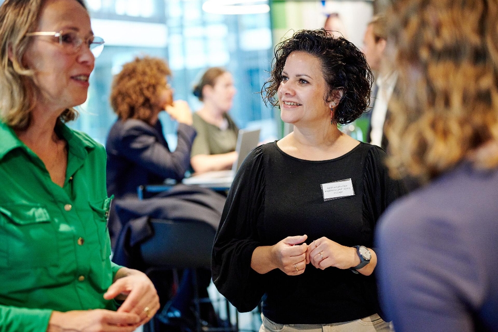 Recruiters en kandidaten maken informeel kennis met elkaar