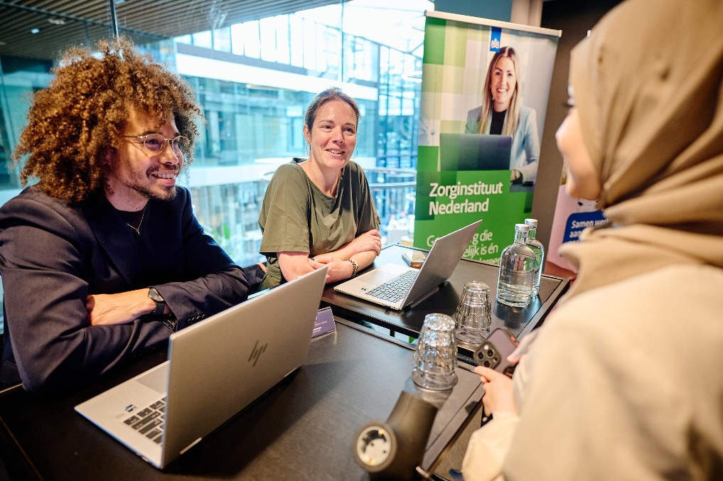Recruiters van het Zorginstituut Nederland ontvangen kandidaten bij hun stand