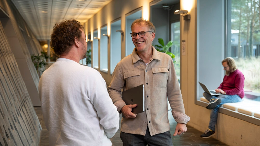 Robert Java developer bij de Belastingdienst aan het werk met collega's