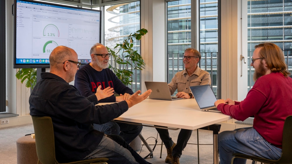 Robert Java developer bij de Belastingdienst aan het werk met collega's