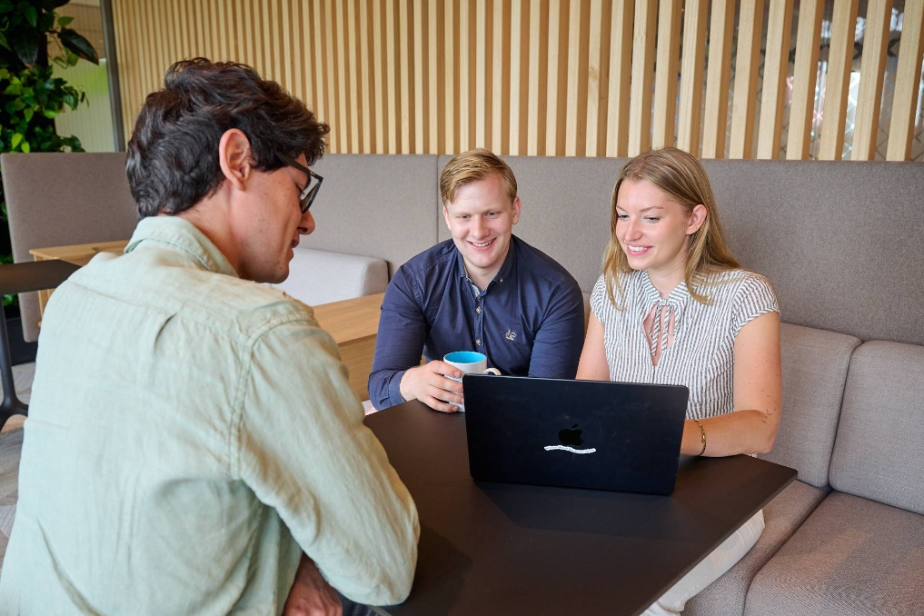 Cloë, AI-specialist bij het CBS, aan het werk met collega's