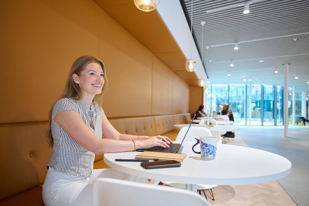 Cloë, AI-specialist bij het CBS, aan het werk met laptop