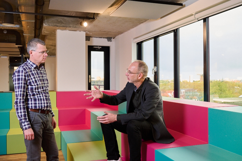 Jochen Pierik en Dirk Witte architecten bij de Kamer van Koophandel in gesprek