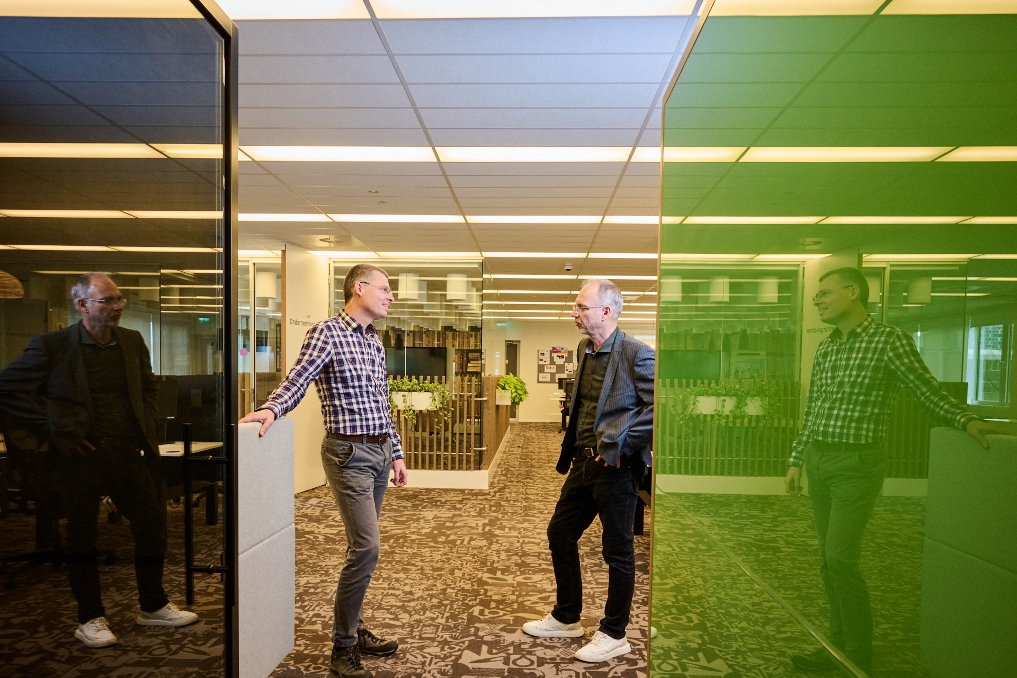 Jochen Pierik en Dirk Witte architecten bij de Kamer van Koophandel in gesprek