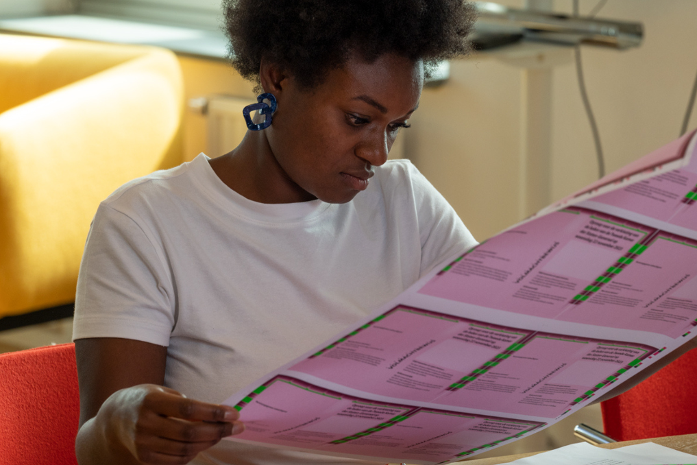 Erlène controleert de drukproef van de stempassen voor de Tweede Kamerverkiezingen van 2023