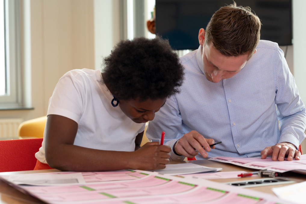 Aart en Erlène van Team Verkiezingen van BZK buigen zich over de stempassen