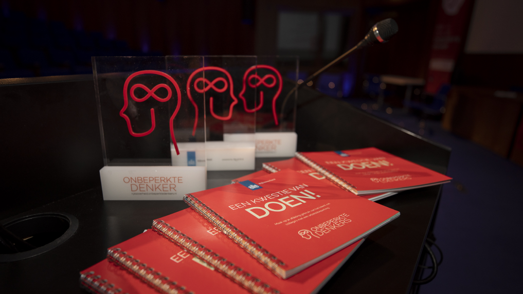 Stand met informatie over onbeperkt denken