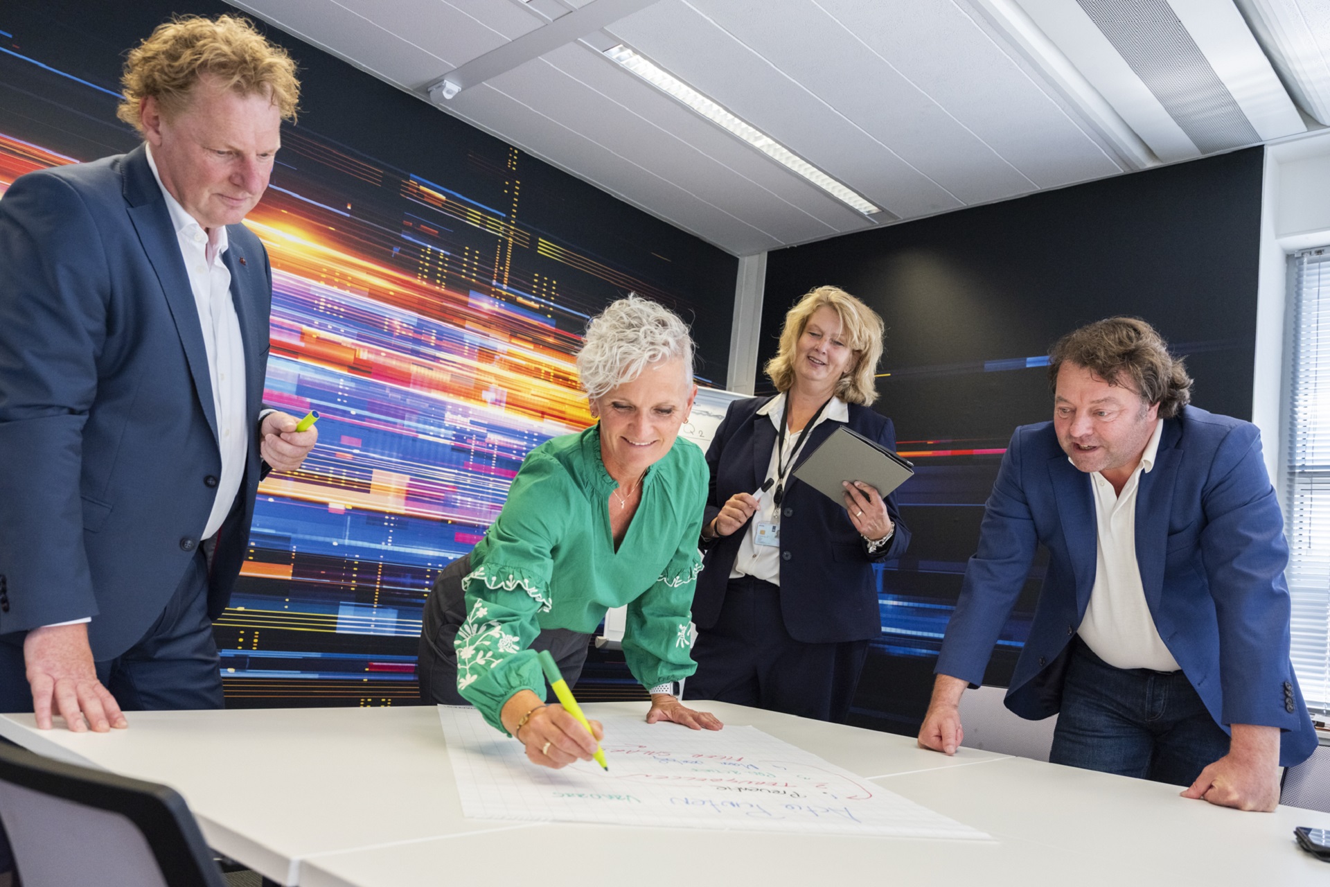 Medewerkers van O&P Rijk aan een vergadertafel