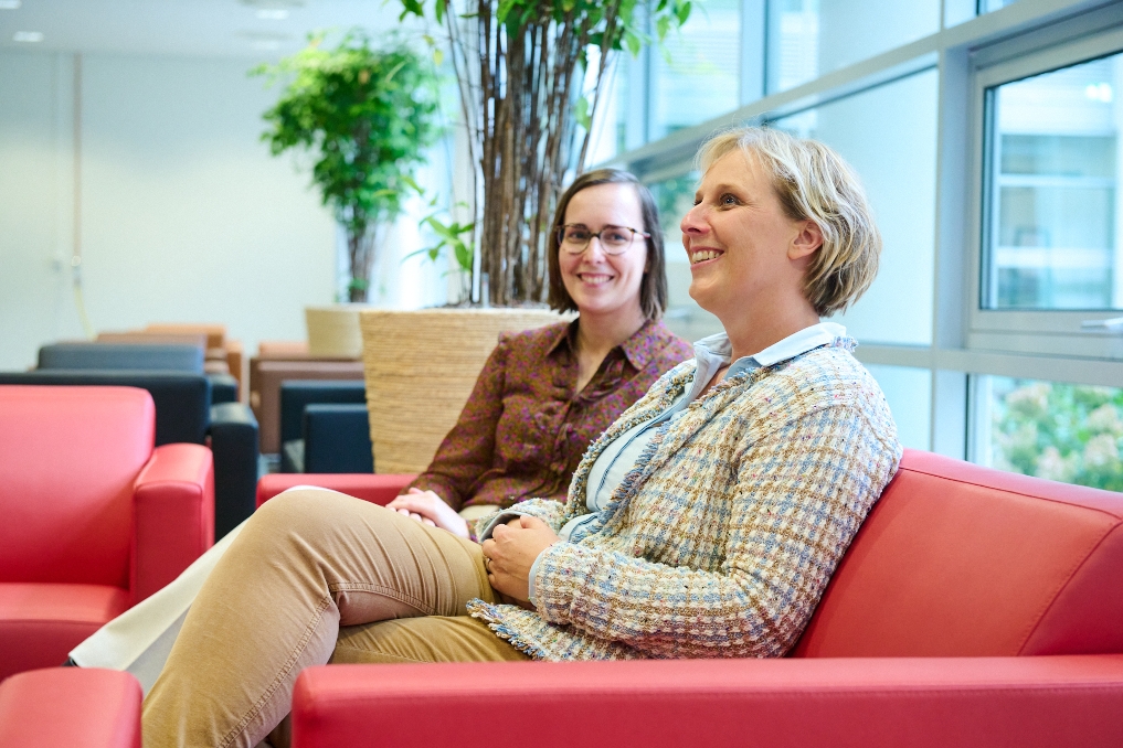 Jeannette Benschop en Evelien Groenendal business architecten bij P-Direkt in overleg