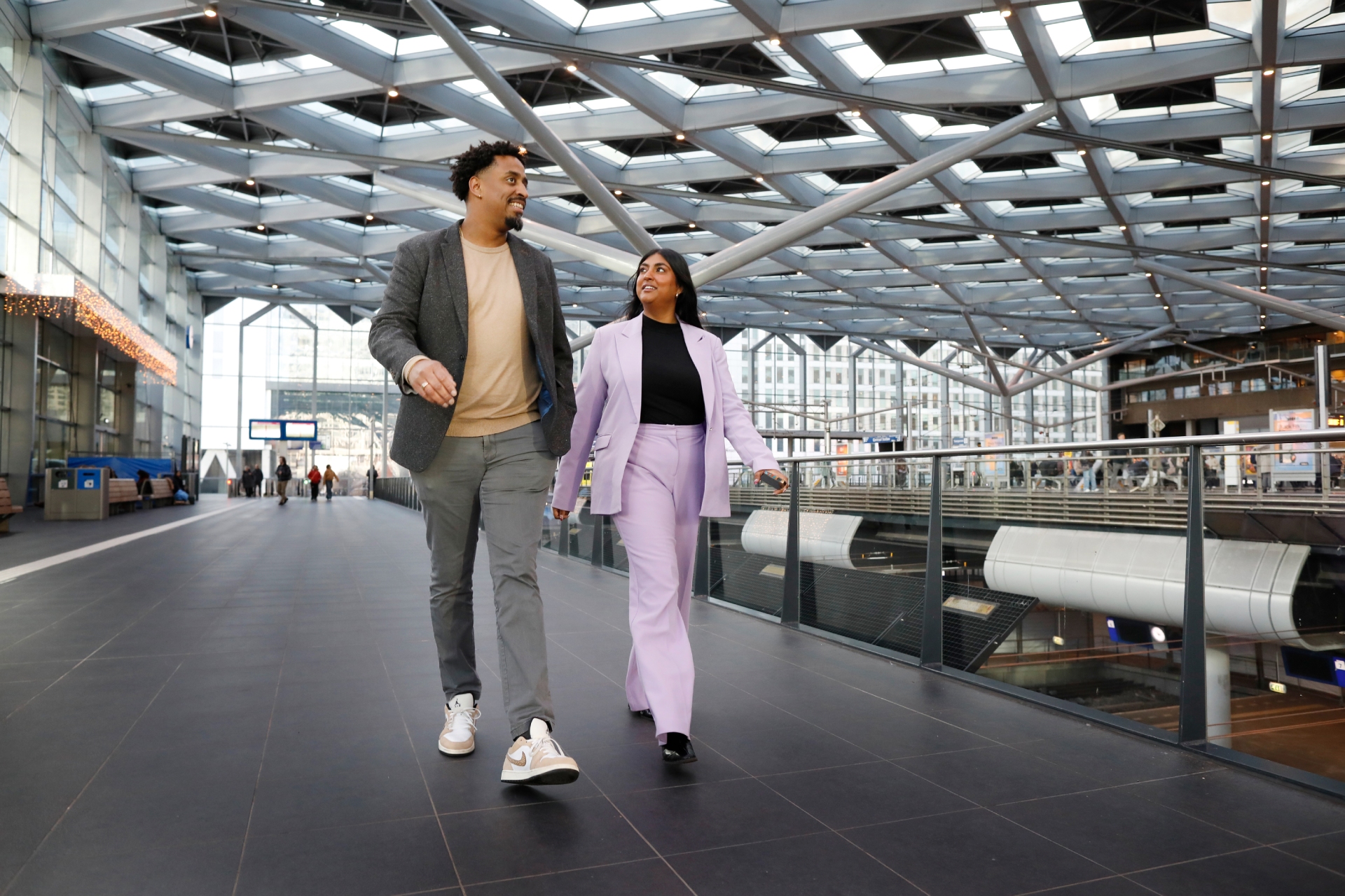 2 ODI-medewerkers wandelen op station Utrecht CS