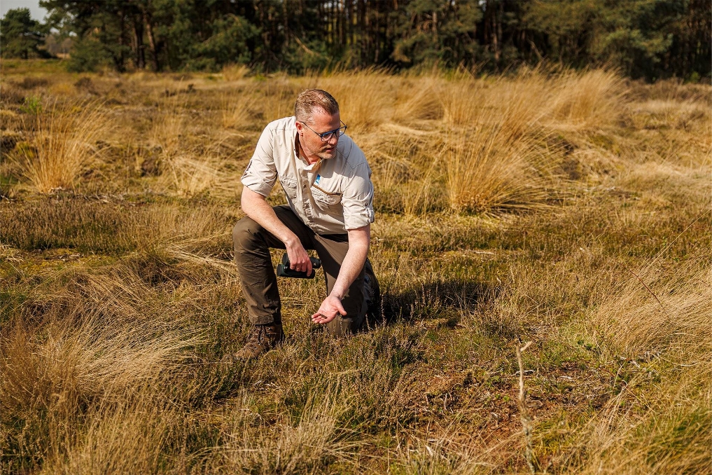 Albert-Jan in het veld. Hij is terreinbeheerder op militaire oefenterreinen bij het Rijksvastgoedbedrijf