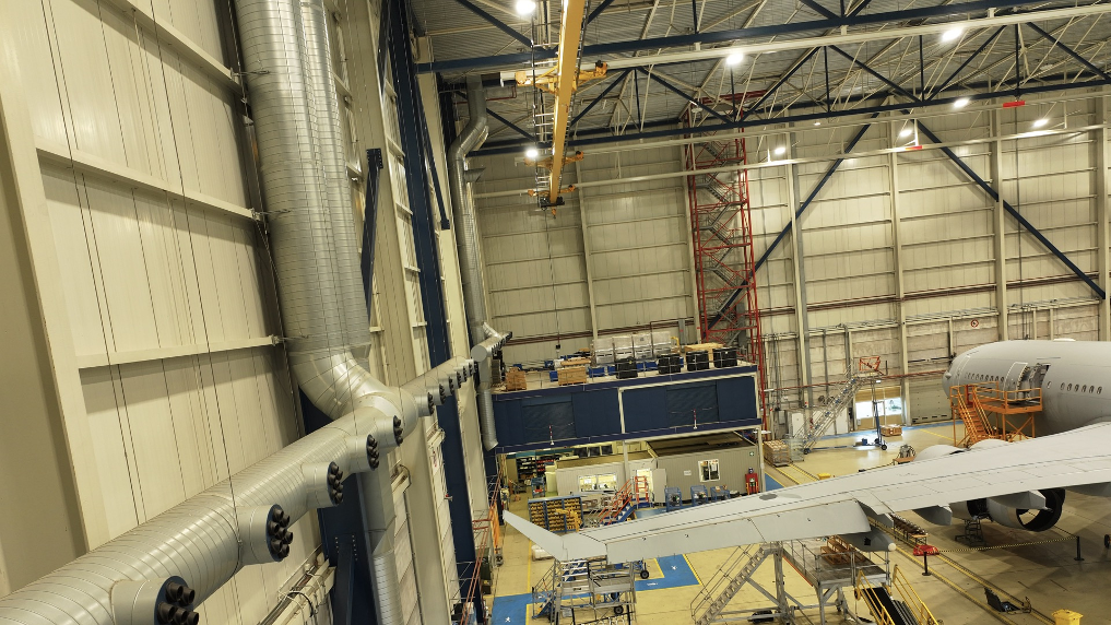 Binnen in de enorme onderhoudshangaar van Vliegbasis Eindhoven