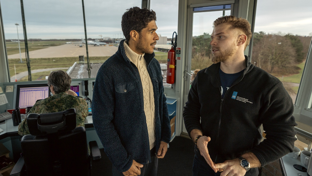 Bouwkundig inspecteur Rik en presentator Maurice In de verkeerstoren van Vliegbasis Eindhoven