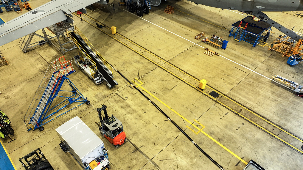 Dichte kitnaden in de vloer van de onderhoudshangaar van Vliegbasis Eindhoven