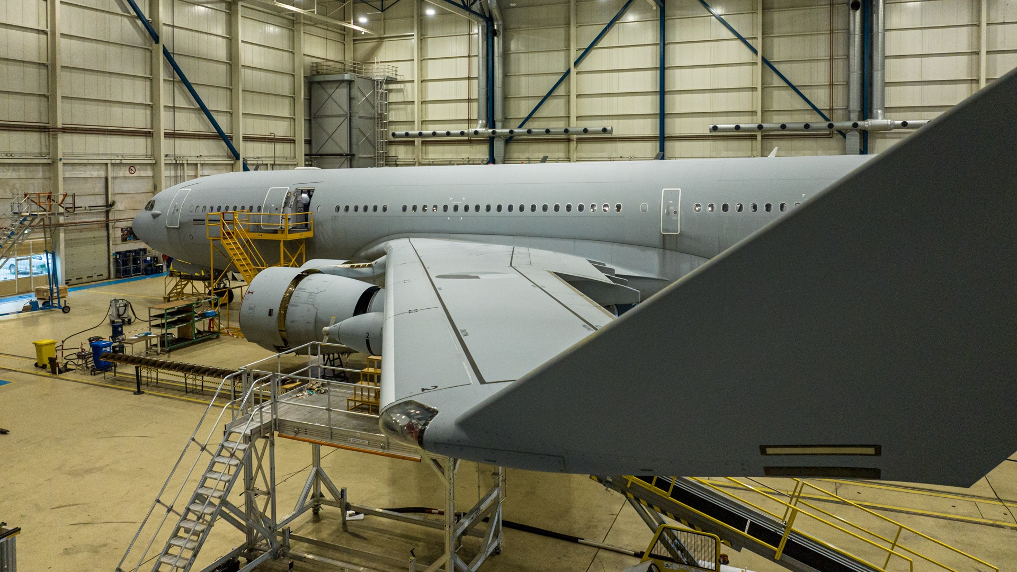 Dit toestel wordt gebruikt voor vrachttransport, medische evacuaties en het bijtanken van straaljagers