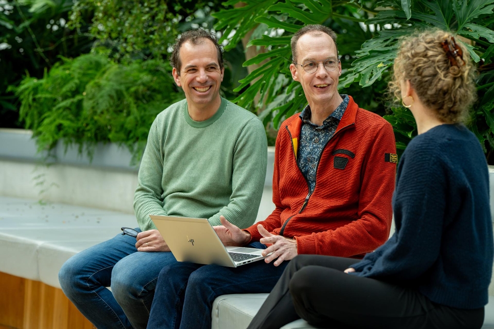 Enterprise architect MarceldeMeulmeester aan het werk met collega's bij het Rijksvastgoedbedrijf
