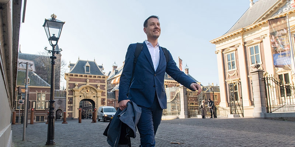 Wouter loopt vanuit het Binnenhof naar het ministerie van Financiën