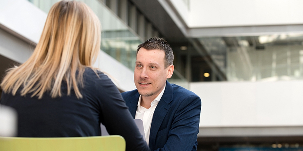 Wouter is in gesprek met zijn collega