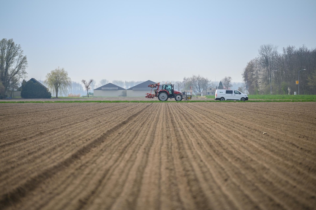Het RVB controleert een landbouwperceel met een recent ingezaaid een gewas