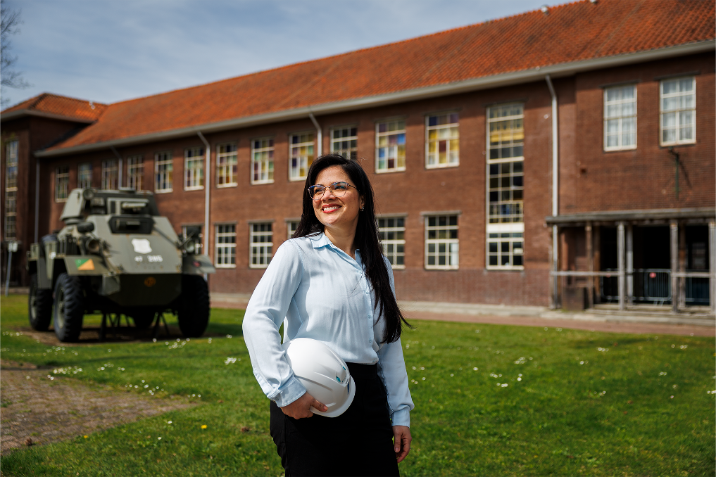 Luciana op de bouwplaats. Ze is senior adviseur elektrotechniek bij het Rijksvastgoedbedrijf