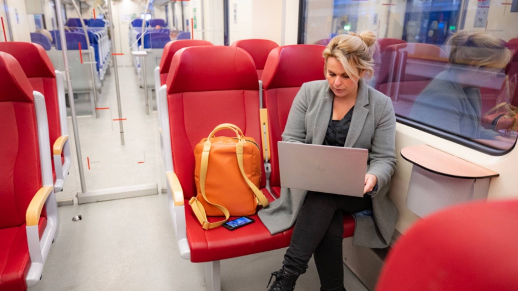 Werken in de trein. Bij het RVB is hybride werken heel normaal