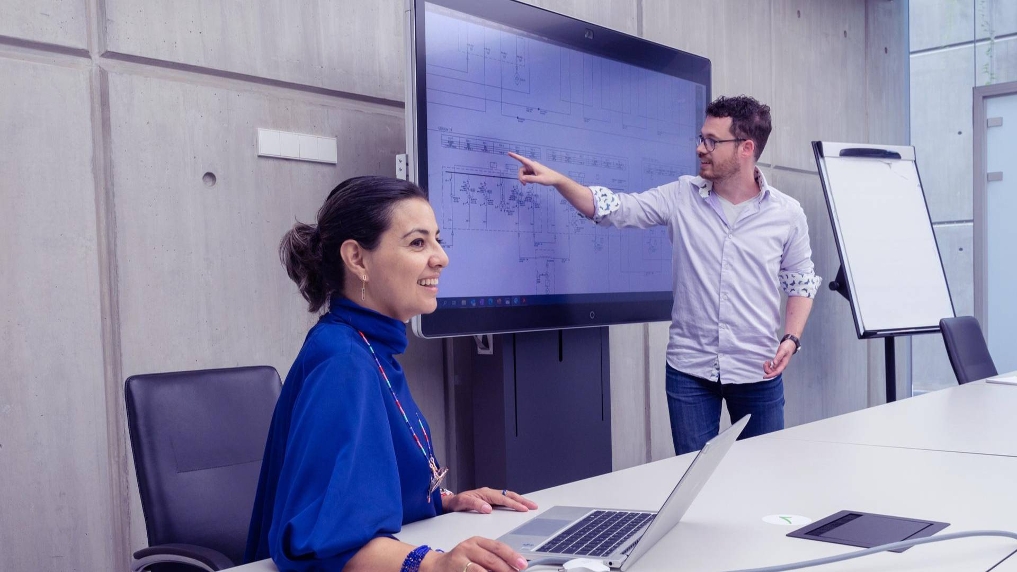 Collega's in een trainingslokaal. Bij de RVB bieden we alle ruimte voor ontwikkeling en groei