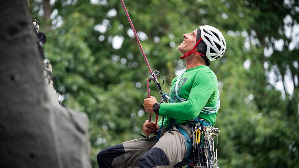 Portret van een klimmer in actie. Werk en privé zijn bij het RVB goed te combineren