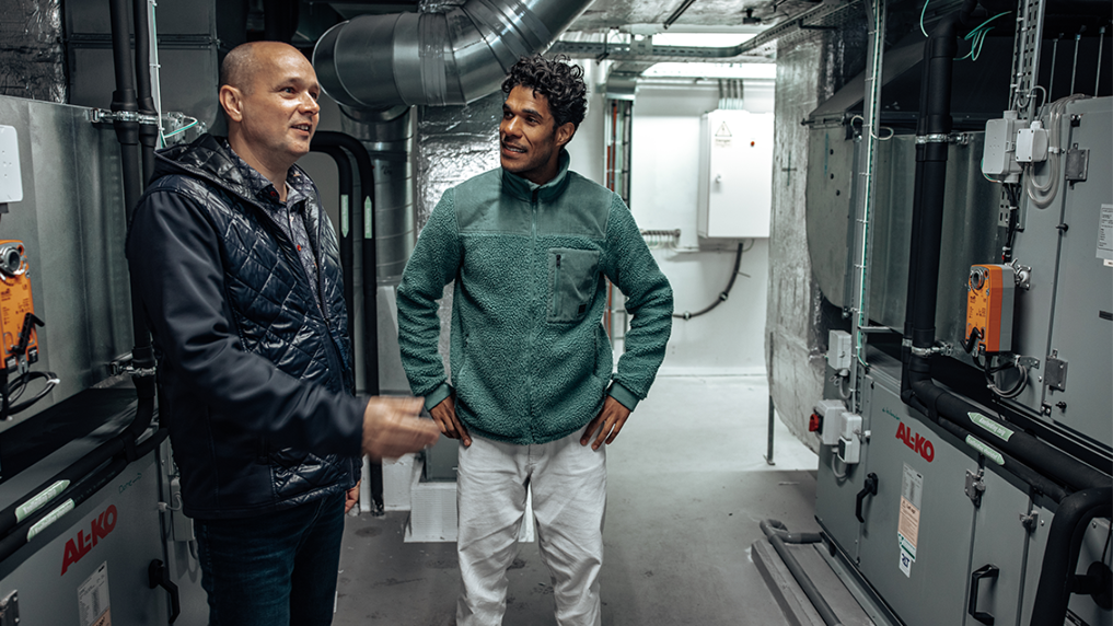 Haiko, werktuigbuwkundige bij het RVB, in gesprek over zijn project op de marinebasis Den Helder