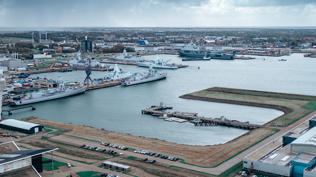 luchtfoto van de marinehaven in Den Helder