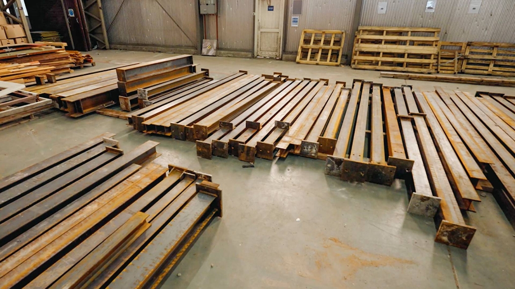 Stalen balken. De RVB hergebruikt staal uit een van onze de gebouwen in het kader van circulariteit