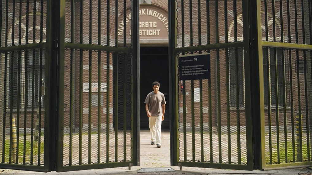 Een PI blijft toch een bijzondere plek om te werken, merkt ook Maurice. Hij loopt door de toegangspoort