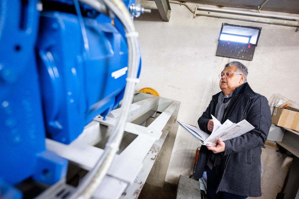 Peter Pierot, werktuigbouwkundig adviseur bij het RVB, checkt logboeken van onderhoudswerk aan een liftinstallatie.