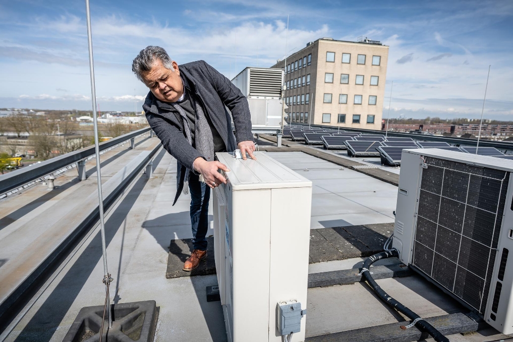 Peter Pierot, werktuigbouwkundig adviseur bij het RVB, controleert een koelmachine op een dak