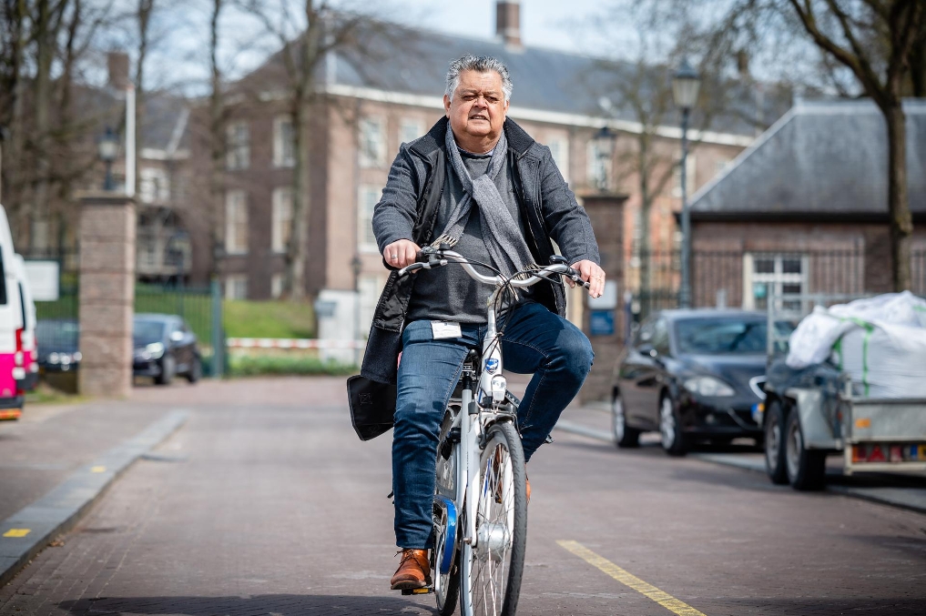 Peter Pierot, werktuigbouwkundig adviseur bij het RVB op de fiets in Breda