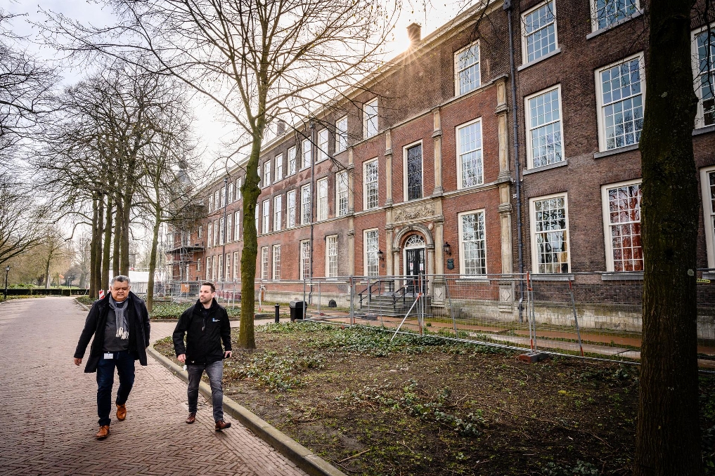 Peter Pierot, werktuigbouwkundig adviseur bij het RVB loopt met collega Michiel Leufkens langs een gebouw dat gerenoveerd wordt.