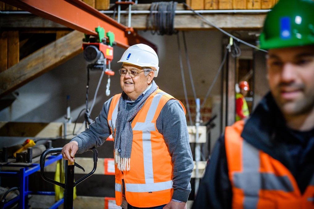 Peter Pierot, werktuigbouwkundig adviseur bij het RVB, aan het werk bij een luchtbehandeling installatie op een zolder