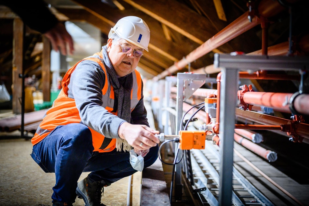 Peter Pierot, werktuigbouwkundig adviseur bij het RVB aan het werk aan een cv-installatie