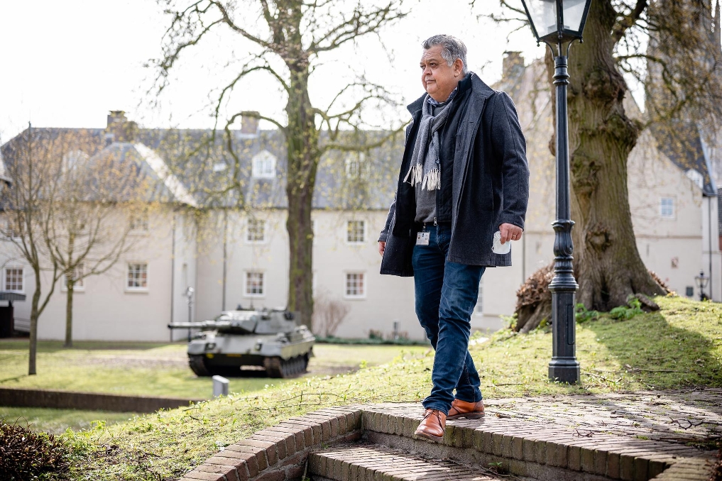 Peter Pierot loopt op het terreinvan de Koninklijke Militaire Academie (KMA) in Breda