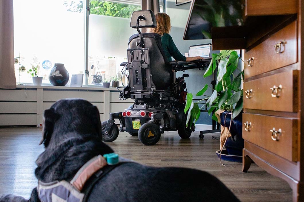 Anne de Ruijter thuis aan het werk met hulphond