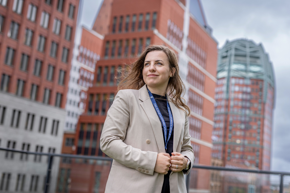 Portret van Benthe. Ze doet het werk- en leertraject Internationaal Beleidsmedewerker Buitenlandse Zaken