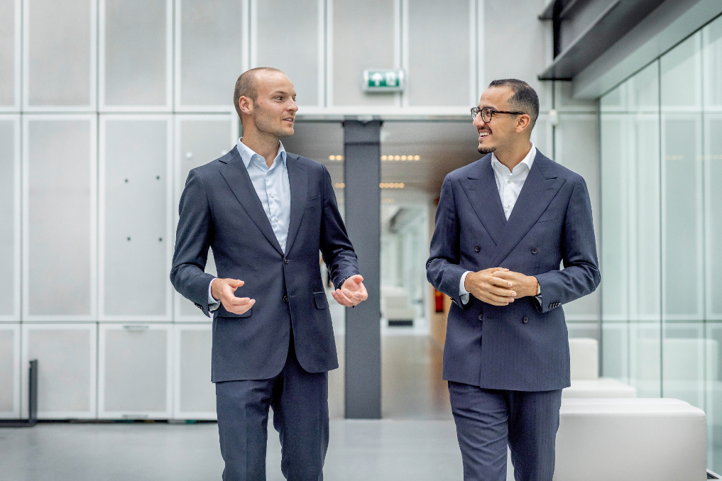 Mike en Jaouad lopend en pratend. Zij doen het werk- en leertraject Internationaal Beleidsmedewerker Buitenlandse Zaken