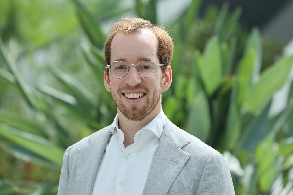 Portret van Guy Dumoulin. Hij volgt het werk- en leertraject bij Buitenlandse Zaken