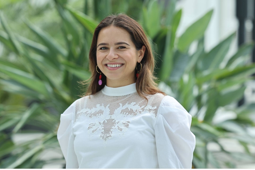 Portret van Jessica Sakalauskas. Zij volgt het werk- en leertraject bij Buitenlandse Zaken