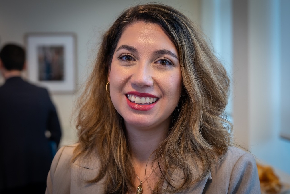 Portret van Robin. Ze werkt als managementondersteuner op de Nederlandse ambassade in Brussel