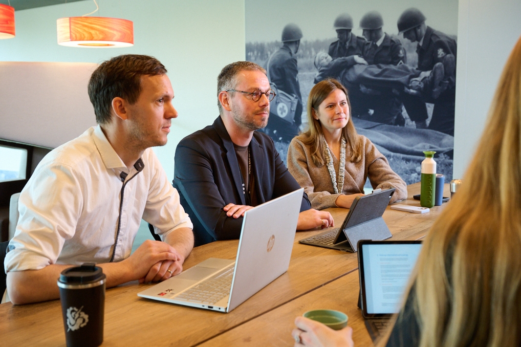 Michael, informatiemanager bij Defensie overleg met collega's