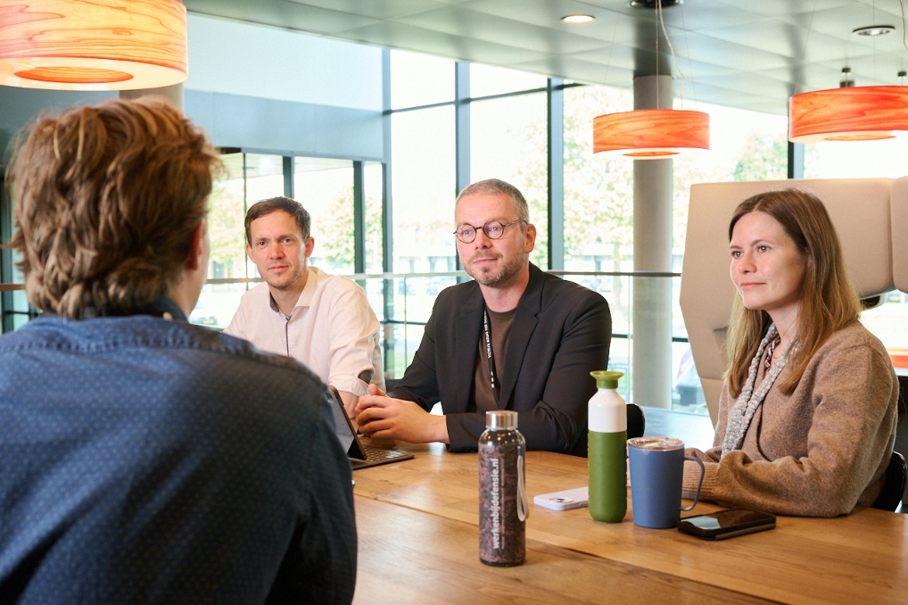 Michael, informatiemanager bij Defensie overleg met collega's