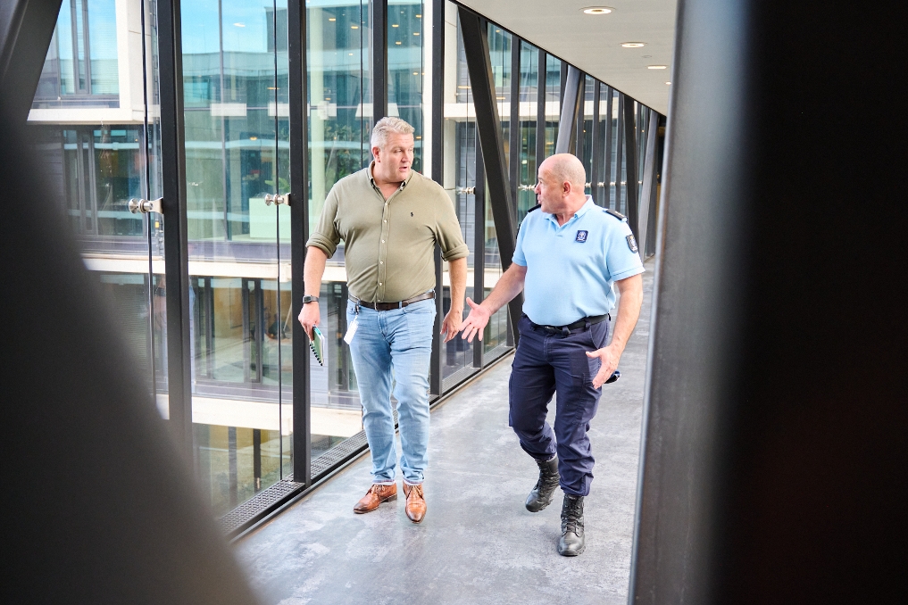 Obbe, hoofd Integrale beveiliging Joint Informatievoorziening bij het ministerie van Defensie aan het werk