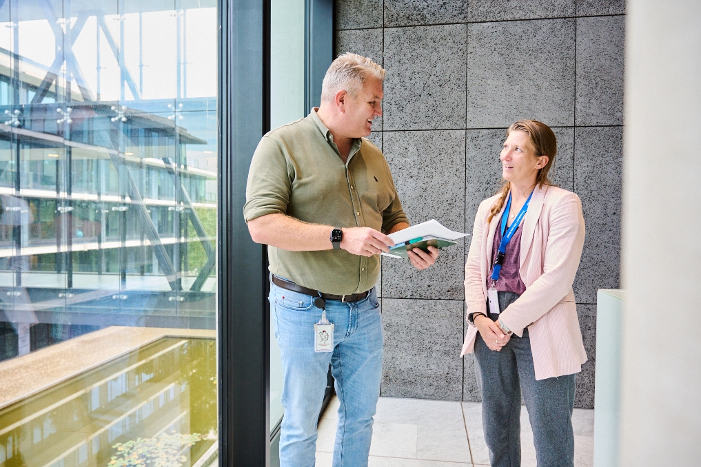 Obbe, hoofd Integrale beveiliging Joint Informatievoorziening bij het ministerie van Defensie aan het werk
