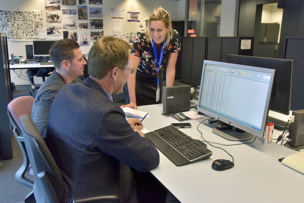 Marieke in gesprek met collega's